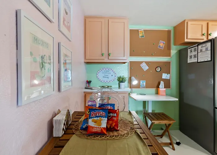 Modernized 1br W Shared Pool & Holiday home *
