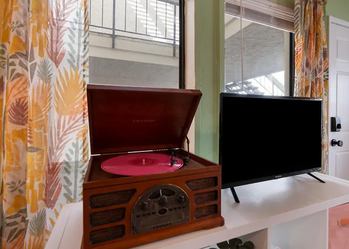 Modernized 1br W Shared Pool & *