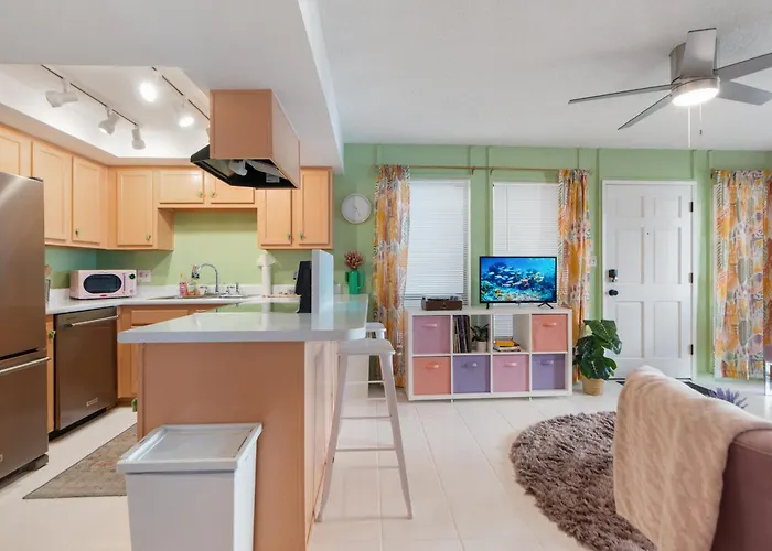 Holiday home Modernized 1br W Shared Pool &