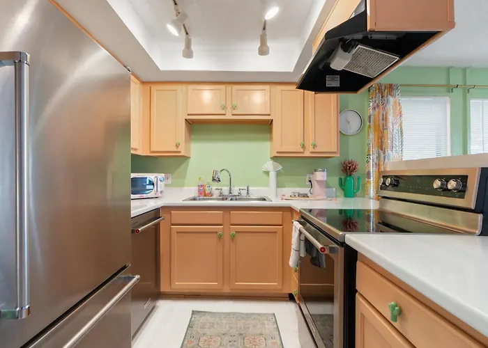 Modernized 1br W Shared Pool & *