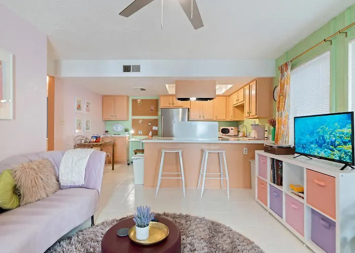 Modernized 1br W Shared Pool & Holiday home