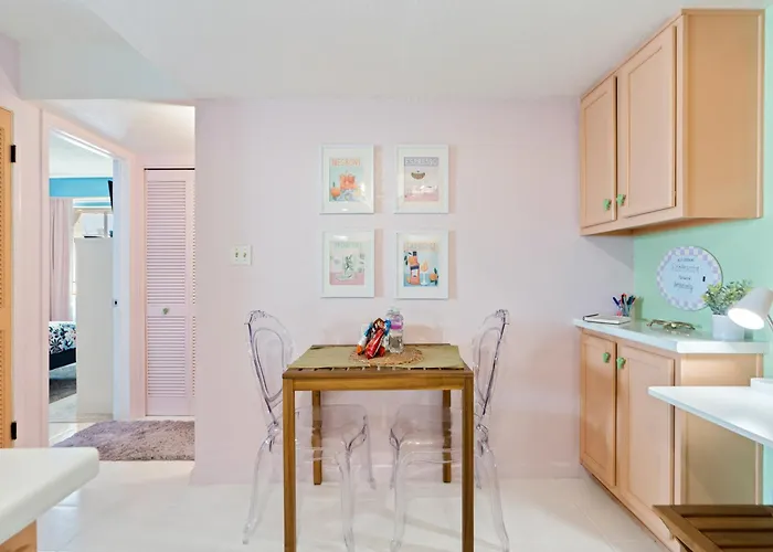 Modernized 1br W Shared Pool & Holiday home *