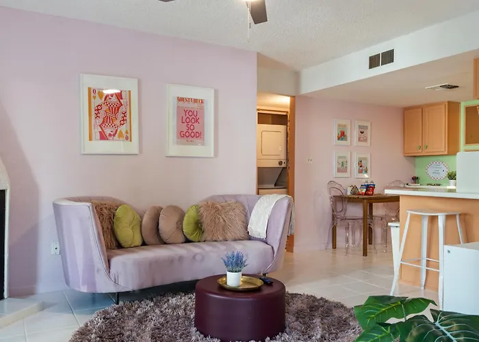 Modernized 1br W Shared Pool & Holiday home