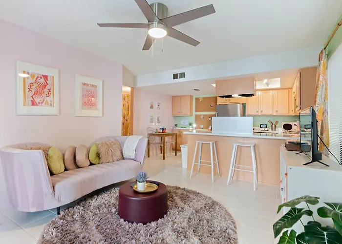Modernized 1br W Shared Pool & Holiday home *