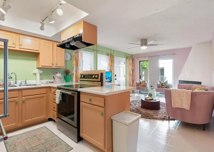 Modernized 1br W Shared Pool & Holiday home Scottsdale