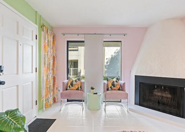 Modernized 1br W Shared Pool & Holiday home *
