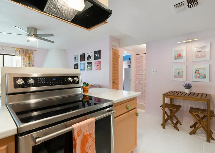 Modernized 1br W Shared Pool & Holiday home